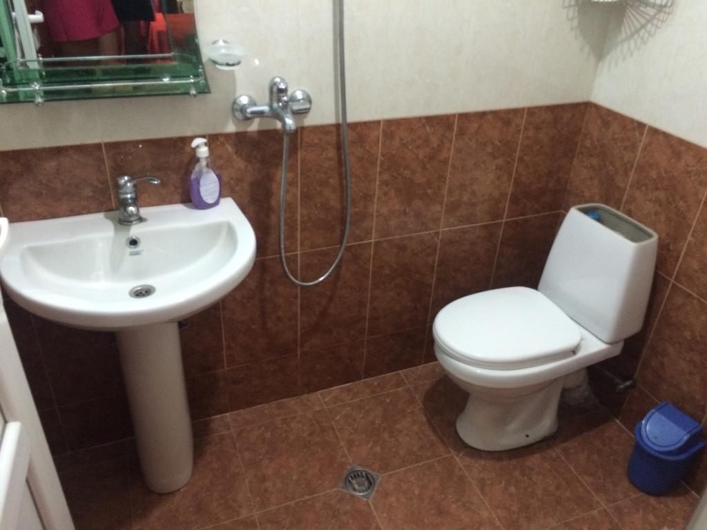Guest House Nadejda 巴统 外观 照片