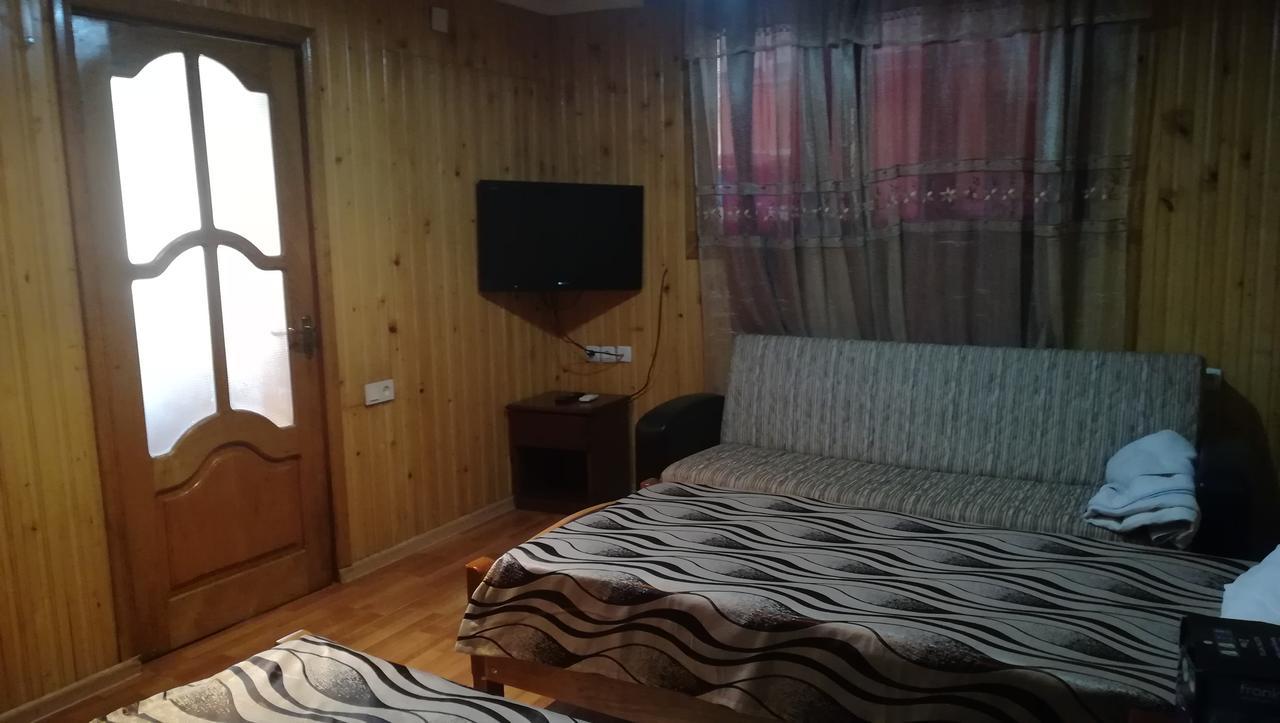 Guest House Nadejda 巴统 外观 照片